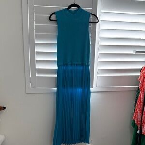 Avara Blue Sleeveless Pleated Midi Dress